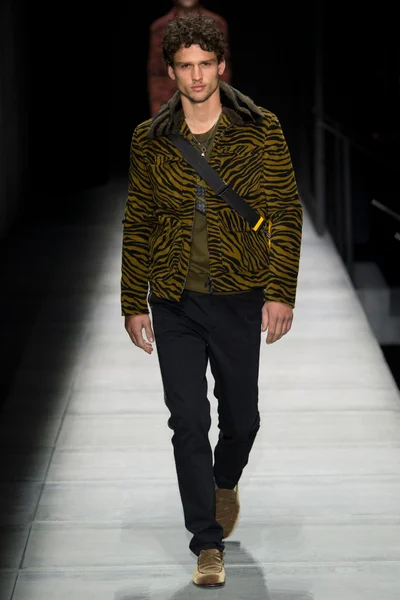 Look 10